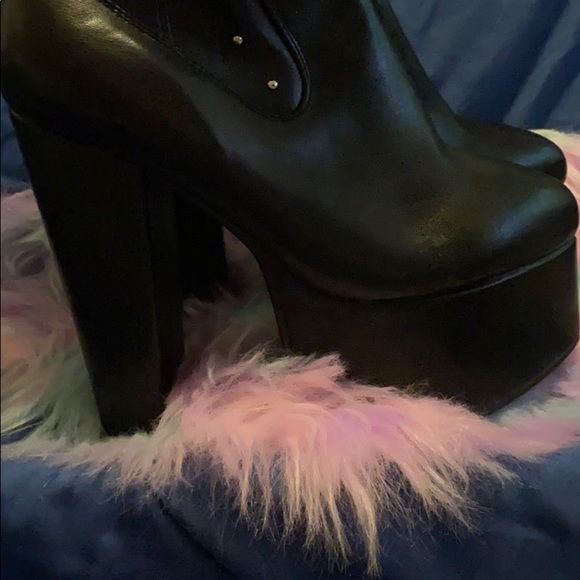 Boots - Picture 3 of 6